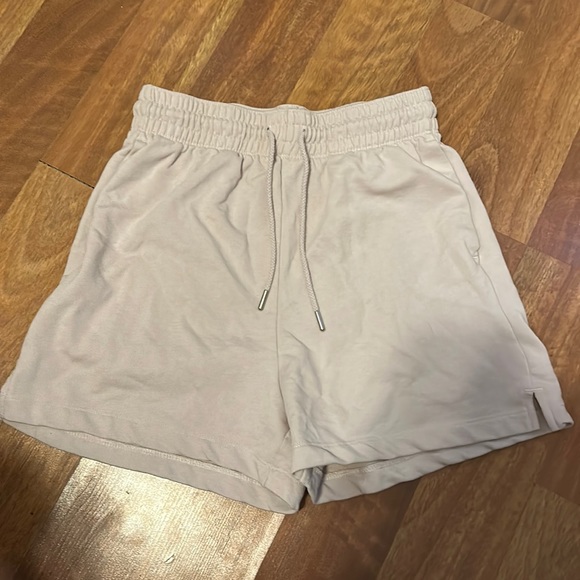 H&M Pants - light pink shorts, size small